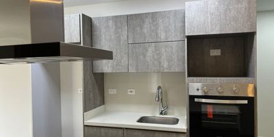 Apartamento en venta en Homecenter en unidad cerrada cerca a supermercados de cadena, rutas de transporte público y servicios complementarios de la zona. Cuenta con salacomedor, pisos en cerámica, dos habitaciones, dos baños, cocina integral tipo americano en mesón de Quartzone, estufa, calentador a gas y zona de ropas. La unidad posee de un parqueadero cubierto, piscina, gimnasio, salón comunal, parques infantiles, placa polideportiva y zonas verdes. Además cuenta con circuito cerrado de tv, portería y vigilancia las 24 Horas. Venta Homecenter Pereira