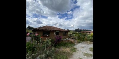 Ubicado en la hermosa región de Sotaquira, en Boyacá, esta finca se encuentra a disposición en el mercado. Se trata de un terreno de 38.000m2, apto para diversas actividades agropecuarias o para ser usado como vivienda. La finca cuenta con un área privada de 160m2 y una construcción moderna, con 6 alcobas y 1 baño. El propietario cuida minuciosamente los detalles exteriores, donde encontramos una inmejorable entrada pavimentada, árboles frutales, bosque nativo que ofrece una envidiable naturaleza, y un establo ideal para albergar caballos. Es una propiedad ideal para una familia o para invertir, dada la demanda cada vez mayor de la zona rural. Aquí encontrarás tranquilidad, la paz de la naturaleza, un estilo de vida rural acorde a tus necesidades.
