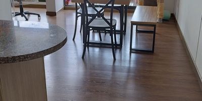 Apartamento en venta de 79mts2, con 3 habitaciones con su clóset, 2 baños, cocina integral tipo americano, sala, comedor, balcón, parqueadero y depósito, tiene muebles especiales como los zapateros dentro del closet, alacena, puerta divisoria de patio, encortinado, vista exterior, ubicado en la zona de chuntame cajicá, quinto piso con ascensor hasta parqueadero