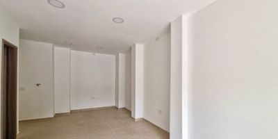 Local comercial en arriendo, ubicado en Envigado barrio El La Paz. Con buen transito de personas y vehículos, perfecto para spa, salones de belleza, barberías, cercano a avenida el poblado, colegio La Paz. 