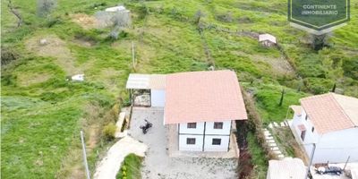 ¿Buscas tu refugio en medio de la naturaleza? ?

Si acertamos con la pregunta, te presentamos esta espectacular casa finca ubicada en la vereda Zafra de Belmira, a tan solo una hora y quince minutos de Medellín. Esta construcción, que data del 2020, te ofrece el equilibrio perfecto entre comodidad y vida en el campo.

? Rodeada de majestuosas montañas, esta propiedad de 1084 m2 es un oasis de tranquilidad. La casa, con sus 256 m2 construidos, cuenta con:

?3 habitaciones.
?2 baños.
?Cuarto útil.
?Cocina con barra.
?Zona de ropa.
?Amplio patio y zona verde.
?Nacimiento de agua

Este es tu refugio lejos del ajetreo de la ciudad, un lugar donde cada día es una oportunidad para conectar con la naturaleza y encontrar paz en medio de las montañas.

¡No dejes pasar esta oportunidad de vivir en un lugar único! Contáctanos l 3007779049 ahora mismo para obtener más información y programar una visita. ¡Te garantizamos que te enamorarás de esta casa finca en Belmira!
