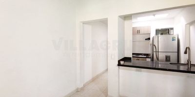 Descubre este apartamento tipo apartaestudio, estratégicamente situado en el sector de AMÉRICA. Con sus 45 m², ofrece un espacio cómodo y funcional, ideal para la vida moderna. Dispone de una alcoba, un baño, y un área integrada de sala comedor y cocina. Este inmueble se caracteriza por ser agradable y está ubicado en estrato 4. Es una excelente opción para quienes valoran la ubicación y la practicidad en Medellín. cuenta con servicios incluidos dentro del canon de arrendamiento hasta separar contadores.