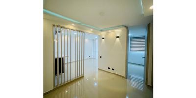 Vendo apartamento en Yumbo CW: 9121079 AI

¡Oportunidad única! Apartamento en tercer piso de 52.94 m², con hermosa cocina integral remodelada, zona de lavandería, estudio, 2 habitaciones con clósets y 2 baños (uno privado en la habitación principal). Espacios bien distribuidos, ideal para vivir con comodidad y estilo.
