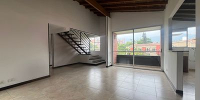 Apartamento en arriendo en unidad cerrada ubicada en un sector con fácil acceso a  vias principales, rutas de transporte público, entorno residencial de gran desarrollo urbanístico, cerca a colegios y gran variedad de servicios complementarios. Cuenta con piso en cerámica, sala comedor, estudio, estar de tv, 3 alcobas con vestier y baño en la principal, baño social, cocina integral abierta tipo americano, cuarto útil, zona de ropas, balcón y parqueadero independiente cubierto. Conjunto cerrado con ascensor y zonas sociales que incluyen piscina, salón social, parques infantiles, zonas verdes, vigilancia y portería 24 horas y circuito cerrado de tv.Inmuebles sujetos a verificación de disponibilidad 
