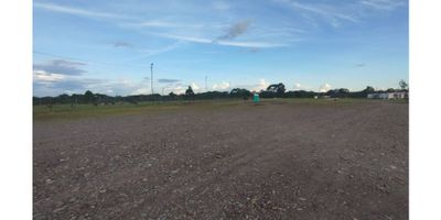 Lote industrial en arriendo – Villavicencio

Se arrienda lote industrial de 10.000 m² en Villavicencio, ideal para operaciones logísticas o industriales. El terreno cuenta con piso compactado, sistema de drenaje, conexión a alcantarillado, servicio de agua y energía eléctrica trifásica, encerramiento. Excelente ubicación para empresas que requieren espacios amplios y funcionales.
