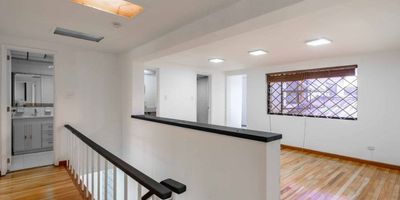 Vendo casa en La Castellana, con un lote de 237.30 m², con frente de 9.75 metros y fondo de 24.34 metros. La construcción cuenta con un primer piso de 237.30 m² y un segundo piso de aproximadamente 150 m², ideal tanto para vivienda como para oficinas, laboratorio o empresa de alimentos, ya que tiene todas las conexiones necesarias para este tipo de negocios.

En el primer piso encontrarás una fachada de tres cuartos, parqueaderos, un garaje amplio y una bodega. Además, cuenta con recepción y un espacio grande que puede usarse como oficinas o sala de exhibición. El patio está completamente cubierto con una marquesina de triple altura, y hay tres baños junto con un vestier para empleados.

En el segundo piso hay cinco habitaciones que pueden funcionar como oficinas, dos baños y un mezanine, perfecto para aprovechar al máximo el espacio.

Es una excelente oportunidad para quienes buscan un lugar versátil y funcional en una zona estratégica.