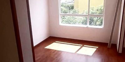 Este apartamento dúplex en el conjunto Santa Clara de Los Hayuelos, con ascensor de 60 metros cuadrados ofrece un diseño funcional y acogedor. Cuenta con tres habitaciones con closet, tres baños con calentador a gas. Sala comedor con vista exterior, buena iluminación natural, cocina integral, zona de lavandería y un parqueadero cubierto. Ubicado en Hayuelos, una zona estratégica y recursiva de Bogotá. Sus rutas de acceso son por la av ciudad de Cali, av boyaca, av La Esperanza, av ferrocarril, av 13, cerca a la calle 26. PRECIO NEGOCIABLE
