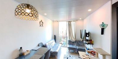 Apartamento en venta de 47m2, con vista exterior, ubicado en un 5to piso (Torre 49 Apto 502), acceso por escaleras. Consta de 3 habitaciones, 1 baño, sala comedor, cocina integral, balcón y zona de lavandería. Tiene piso cerámico en todas sus zonas. El edificio cuenta con zonas verdes. Cerca a almacenes de cadena D1 y Ara; cerca a universidad Católica (Sede Meléndez); cerca a paradas del MIO; Vías de acceso por la vía Altos de Santa Elena y calle 1a Oeste. ID-14996318316
