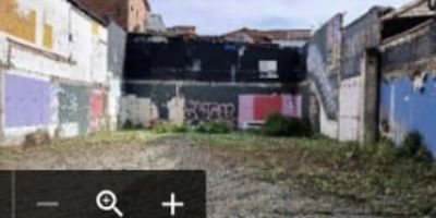 El lote es medianero, de forma regular y con una excelente relación frente-fondo de 1:2.34. El frente de 12 metros permite el desarrollo de sótano de parqueo y una altura de hasta 16 pisos. Sobre el corredor vial predomina la actividad comercial y de servicios, lo que permite un uso intensivo del suelo y la mezcla de usos. Se observa una transformación en las tipologías arquitectónicas, pasando de viviendas unifamiliares o bifamiliares a locales comerciales en los primeros pisos y oficinas en los superiores, y ahora a edificios de altura media con usos de servicios y comercio en el zócalo urbano. Su ubicación en un corredor de alta mixtura, con la posibilidad de incrementar aprovechamientos mediante la compra de derechos adicionales de construcción, y su tratamiento de consolidación nivel 1, sin estar dentro de ningún instrumento de planificación como plan parcial o macroproyecto, permite un desarrollo predio a predio con una edificabilidad muy favorable.
Precio mínimo 2300 millones