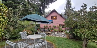 Vive la tranquilidad que siempre sonaste! Se arrienda espectacular casa campestre en exclusivo conjunto cerrado en El Retiro, rodeada de naturaleza y con una vista panoramica inigualable de las montanas. Esta acogedora propiedad cuenta con un amplio deck ideal para disfrutar del paisaje, aire puro y momentos inolvidables en familia o con amigos. Ubicada en una zona segura, tranquila y silenciosa, perfecta para quienes buscan escapar del ruido de la ciudad sin alejarse demasiado. Tu nuevo hogar te esta esperando!