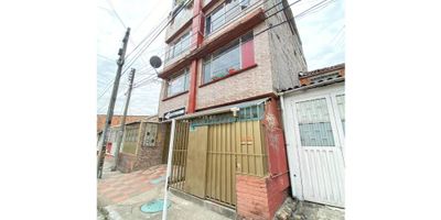Increible oferta de edificio que actualmente recibe en rentas $9.000.000 mensual con un total de siete apartamentos en todo el inmueble y dos locales,cuenta con servicios publicos independientes por piso.

