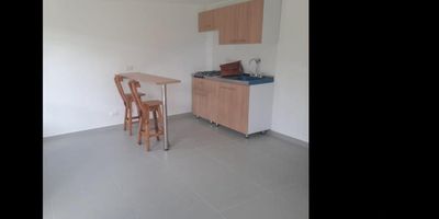 Area 55mtrs, 3 alcobas, 2 baños, sala comedor, cocina integral, calentador de agua, gas domiciliario, 2 patios, zona de ropas, primer piso.
