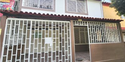 CASA DE 2 PLANTAS UBICADA EN LA AVDA QUE DIVIDE LAGOS 1 DE LAGOS 3 Y QUE CONDUCE A LA CARRETERA ANTIGUA O COLEGIO CAJASAN. CUENTA CON 4 HABITACIONES, 3 BAÑOS, PATIO AMPLIO, GARAGE. 
