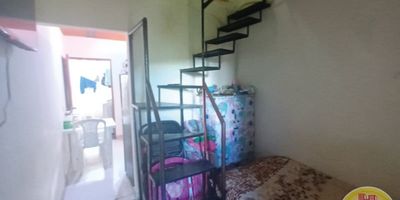 Código: 4063. 2° Piso en edificación de 2 pisos. Acceso al inmueble: Directo a la vía y escalas. Alcobas con puertas. Cuenta con ampliación en la parte de atrás. Epm en tramite de separación.