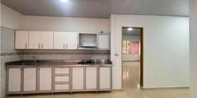 Amplio y elegante apartamento en arriendo – Calasanz

Vive con estilo y comodidad en este hermoso apartamento ubicado en la apacible y bien conectada zona de Calasanz. Un refugio urbano de 150 m² que combina amplitud, funcionalidad y detalles de buen gusto, ideal para familias que valoran el confort sin renunciar a la tranquilidad.

Ubicado en un primer piso de fácil acceso, este hogar cuenta con 3 acogedoras alcobas, además de una alcoba de servicio, perfecto para quienes buscan espacios versátiles. Disfruta de 3 amplios closets y 2 baños que ofrecen privacidad y confort a cada miembro del hogar.

La cocina integral, equipada con red de gas, es el corazón del apartamento, pensada para inspirar momentos culinarios. La sala-comedor es amplia y luminosa, perfecta para compartir y crear memorias. Además, una zona de ropas independiente complementa la funcionalidad de este hogar.

Clasificado en estrato 5, este apartamento ofrece un entorno tranquilo, seguro y con excelente calidad de vida.

Un espacio donde cada rincón invita a quedarse. ¡Tu nuevo hogar te espera!

CODIGO R16319

