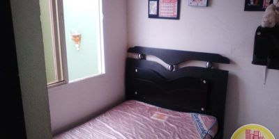 Código: 1468. 1°, 2° Y 3º  PISO EN EDIFICACIÓN DE 3 PISOS. Acceso al inmueble: Sendero Peatonal. ALCOBAS CON PUERTA. 1 BAÑO CABINADO EN ACRÍLICO.