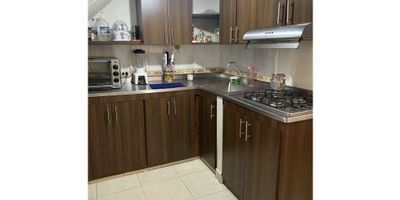 De 72 metros cuadros AIREADO, ¡ILUMINACIÓN NATURAL! 

3 Alcobas cada una con closet, la alcoba principal con baño, baño social, sala, ventanal, cocina integral abierta, extractor, red de gas, zona de ropas, pisos en cerámica, piso 2 por escalas.

CERCA DE: Iglesia San Gregorio Magno, Transporte público, Cr 65, Tiendas D1, supermercados, restaurantes, Colegio José Gregorio, Colegio José Asunción Silva, Colegio Julio Cesar, Terminal de buses Boyacá las Brisas.

NOTA: Venta solo de Contado. 
