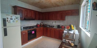 ¡No pierdas la oportunidad de vivir en la casa de tus sueños! Esta espectacular propiedad de 146.47 m² cuenta con 5 amplias habitaciones, 2 baños completos, balcón privado, armarios empotrados y un acogedor patio para disfrutar al aire libre. Su moderna cocina integral con barra estilo americano y elegantes pisos en cerámica/mármol te brindan estilo y funcionalidad. La casa es pet-friendly, cuenta con instalación eléctrica y de gas de alta calidad, y se encuentra sobre vía principal con acceso pavimentado. A pocos minutos de centros comerciales, colegios, universidades y parques, combina perfectamente comodidad, ubicación y tranquilidad. ¡Contáctanos y agenda tu visita!
