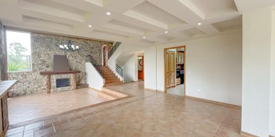 Casa en venta en unidad cerrada en sector tranquilo, campestre, poco flujo vehicular, cerca a centros comerciales, supemercados, tiendas, y servicios complementarios. Cuenta con un Lote de gran extension Aprox. 7637M2, 2 niveles, piso en cerámica y madera, chimenea, sala y comedor independientes, estudio, 3 alcobas con baño en cada una y vestier en la principal, baño social, jacuzzi jardin, cocina integral abierta tipo americano, alcoba y baño de servicio, cuarto útil, zona de ropas, balcón, terraza, jardin y parqueaderos independientes cubiertos, kiosco con cocina rústica y bar.  Conjunto cerrado con excelentes zonas verdes, vigilancia y portería 24 horas, citofonia, alarma y circuito cerrado de tv. Inmuebles sujetos a verificación de disponibilidad