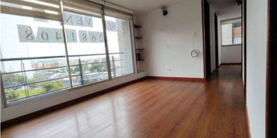 Codigo 9123131. Se vende acogedor y luminoso apartamento en el tradicional barrio Quiroga, en Bogotá. Con una excelente distribución en sus 59 metros cuadrados, este apartamento exterior ofrece una amplia sala-comedor, cocina integral y zona de lavandería. Cuenta con tres habitaciones, siendo la principal un espacio cómodo con baño privado y vestier. Además, dispone de un estudio ideal para trabajar o estudiar desde casa y dos baños completos que aportan comodidad para toda la familia.

Gracias a su orientación sur-occidente, el apartamento recibe abundante luz natural durante la tarde. Incluye parqueadero privado y se encuentra en un conjunto residencial con vigilancia 24/7, sistema de CCTV, parque infantil, zona de BBQ, salón comunal, parqueadero para visitantes y supermercado dentro del conjunto, lo que garantiza comodidad y seguridad.

Su ubicación es privilegiada, con excelente acceso a transporte público, incluyendo una estación de TransMilenio a pocos pasos, y cercanía a colegios y universidades, lo que lo convierte en una opción ideal tanto para familias como para inversionistas.

