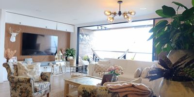 Apartamento en venta en unidad cerrada, ubicada cerca a centros comerciales, supermercados, de fácil acceso desde la av principal, rutas de transporte público, de poco transito vehicular, acceso solo de residentes. Cuenta con piso en madera, puerta de seguridad, sala y comedor independientes, estar de tv, 3 alcobas con vestier y baño en la principal, baño social, cocina integral abierta tipo americano, baño de servicio, cuarto útil, zona de ropas, terraza, turco funcional y parqueaderos paralelos cubiertos.  Conjunto cerrado con ascensor y zonas sociales muy completas que incluyen piscina, gimnasio, salón social, sauna, turco, parques infantiles, placa polideportiva, cancha de squash, zonas verdes, vigilancia y portería 24 horas, citofonia y circuito cerrado de tv.Inmuebles sujetos a verificación de disponibilidad 