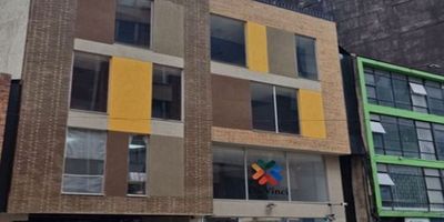 Se vende un apartaestudio en el desarrollo Da Vinci ubicado en la exclusiva zona de Santa Fe, Bogotá D.C. Esta propiedad cuenta con una suite, un baño, una superficie total de 23 metros metros cuadrados. Construido en el año 2024, este apartaestudio se encuentra en excelente estado y ofrece una disposición hacia atrás con orientación al oeste. Entre las comodidades que ofrece se encuentran un asador, business center, ludoteca, sala de cine, sala de juntas, salón de eventos, closets, cocina integral, cuarto de lavado, terraza, cuarto de Tv, amoblado, calefacción, cisterna, drenaje, elevador, escuelas cercanas, estacionamiento de visitas, facilidad para estacionarse, fraccionamiento privado, gas de red, interfón, luz natural, portero, recepción, seguridad 24 horas y circuito cerrado. Con un precio de 210,000,000 Cop, esta propiedad es una excelente oportunidad de inversión en una ubicación privilegiada en la capital colombiana. Además de vivienda puede ser una inversión para rentas corta ya que su Ph admite renta por Airbnb.  DSA-579
