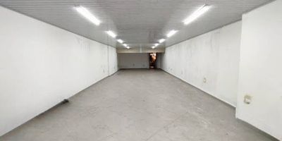 Local en arriendo cerca del sector La Galería de Rionegro, recientemente remodelado, en el sector se encuentran restaurantes, ferreterías, talleres mecánicos y comercio en general. Cuenta con 120mt2 incluyendo 40mt2 de mezzanine en la parte posterior, tiene puerta cortina de acceso, 1 baño, muy buena iluminación y un excelente espacio para tu negocio. El local cuenta con una altura de 2.41mts. Canon $18.500.000 más IVA.