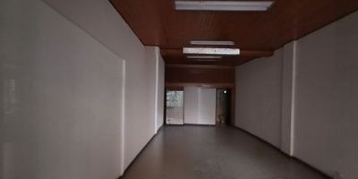 Este local de aproximadamente 40 m2 esta ubicado estrategicamente cerca de la 65 y la Calle Colombia, ofreciendo una excelente oportunidad para negocios que buscan visibilidad y facil acceso. Con un canon de 2.200.000 mas IVA, es ideal para tiendas, oficinas o servicios que requieran un espacio funcional en una zona de alto trafico. Su ubicacion privilegiada permite atraer a una amplia clientela, potenciando el crecimiento y exito de tu negocio en un entorno dinamico y comercial.