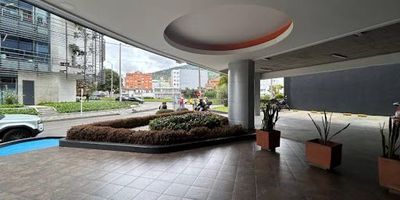 Magnífica  propiedad ubicación estratégica, en excelente estado super iluminada, con punto de agua para baño interior Edificio de buenas especificaciones, baños para discapacitados, para oficina o consultorio Facilidad de transporte y buenas vías de acceso.