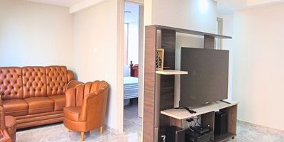 ¡Moderno y luminoso apartamento en Ciudad Meléndez con acabados de lujo!  Ubicado en el segundo piso con ascensor, área 56 mts, amplios espacios, excelente distribución y acabados de alta calidad. Perfecto para quienes buscan confort, diseño moderno y una excelente ubicación al sur de Cali.
Características del inmueble: 2 habitaciones, incluyendo una habitación principal con Vestier,  Estudio o tercera habitación adaptable
Cocina completamente remodelada, moderna y funcional, 2 baños (principal y auxiliar) en proceso de remodelación, Sala comedor con excelente iluminación y ventilación, Amplio balcón con vista despejada y agradable brisa, Zona de oficios independiente.
Apartamento iluminado, ventilado y con excelente distribución,  Zonas verdes, piscina para adultos y niños, juegos infantiles, salón social abierto Parqueadero comunitario. Portería con seguridad 24/7