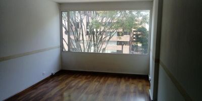 Apartamento que puede ser usado como Oficina, con vista exterior ubicada en una vía principal, cerca al parque de la Cll. 93 y centro financiero world trade center. Vías de acceso Cra 15 y  Cra 11.
