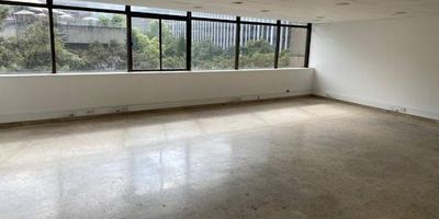 Magnífica oficina, en excelente ubicación , cerca a bancos, centros comerciales, entidades gubernamentales, facilidad de transporte, magnífico edificio, buenos espacios y distribución.