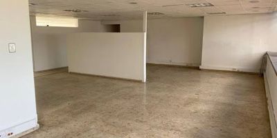 Magnífica oficina, en excelente ubicación , cerca a bancos, centros comerciales, entidades gubernamentales, facilidad de transporte, magnífico edificio, buenos espacios y distribución.