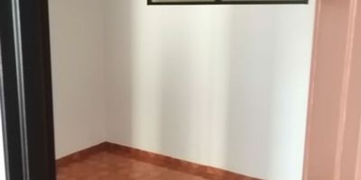 Esta propiedad se encuentra ubicada en el barrio Provivienda Oriental de Bogotá D.C., en el edificio Jerez. Con una superficie total de 52.11 metros cuadrados, esta unidad cuenta con 3 habitaciones, 1 baño y ninguna plaza de aparcamiento. Construida en 1996, la propiedad está en buenas condiciones. Entre los servicios ofrecidos se encuentran closets, cocina integral, cuarto de lavado y lavadero. Además, se encuentra cerca de escuelas. La propiedad está situada en un barrio tranquilo y seguro, con fácil acceso a servicios y transporte público. ¡No pierdas la oportunidad de adquirir esta propiedad en una de las zonas más buscadas de la ciudad!  DKL-403
