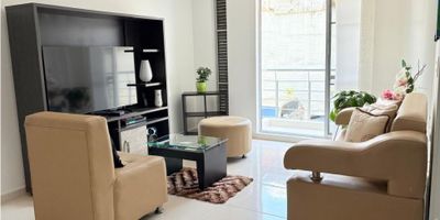 VENTA APARTAMENTO EN EL SECTOR DE VILLA DEL PRADO PEREIRA

¿Estás buscando un apartamento para compra en una ubicación central y estratégica? Este inmueble ubicado en el corazón de Pereira, en el reconocido sector de Villa del Prado, es la opción ideal para quienes desean comodidad, seguridad y cercanía a todo. El apartamento se destaca por su excelente iluminación natural, creando espacios cálidos y agradables durante todo el día. Cuenta con ascensor, lo que brinda mayor accesibilidad, y un sistema de alarma que te proporciona tranquilidad y seguridad. Está ubicado a tan solo 10 minutos del centro de Pereira, con fácil acceso a supermercados, transporte público, parques, centros educativos y todo tipo de servicios. Una excelente opción tanto para vivir como para invertir en una zona de constante valorización.
¡Contáctanos para más información y agenda tu visita hoy mismo!
