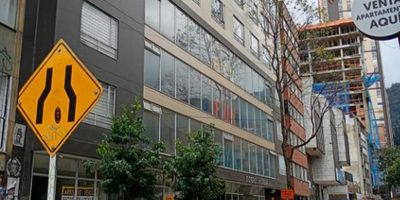 Se vende apartaestudio ubicada en el desarrollo Torre Acqua, en el barrio Las Nieves de Bogotá D.C. El inmueble cuenta con una superficie total de 24 metros cuadrados, se encuentra en buen estado y consta de un solo ambiente y baño. Entre los servicios disponibles en el lugar se encuentran sala de estar, gimnasio, sala de juntas, acceso fácil, escuelas cercanas y lavandería. Además, la propiedad incluye gastos de administración de $130,000. Parqueadero comunal subterráneo. La ubicación del inmueble es privilegiada, con permisos para rentas Cortas con fácil acceso a diversos servicios y comercios en sus alrededores.  DSN-344
