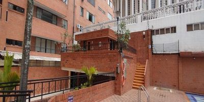 ¡Tu inversión ideal en el sur de Cali!
Se vende hermoso y moderno apartestudio ubicado en una de las zonas más apetecidas de la ciudad: Limonar, sector residencial, tranquilo y de alta valorización.
 Ubicación privilegiada:
Cercano a centros comerciales, supermercados, clínicas, universidades, restaurantes y vías principales. Excelente acceso al sistema de transporte MIO.
Cocina integral
2 baños
Closet empotrado
Zona de ropas independiente
Acabados modernos
Parqueadero propio

‍♂️ Zonas comunes del conjunto:
Piscina para adultos y niños
Zonas húmedas (turco y sauna)
Salón social
Portería y vigilancia 24/7
Parqueaderos de visitantes
Entorno seguro y familiar

 Área construida: 52 m²
 Precio de venta: $330.000.000
 Documentación al día – Apto para crédito y leasing habitacional
¡Invierte o vive con estilo, comodidad y ubicación!