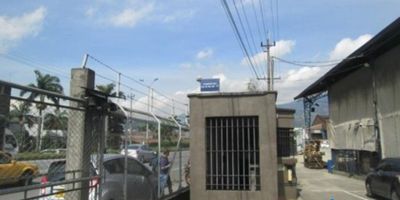 Se ofrece en venta bodega, ubicada en itagui, sector fabricas unidas , con área total de 5979 m2 y un lote de 1552 m2. Cuenta con 2 niveles cuenta con dos amplios salones, recepción, oficinas modulares, baños. Dispone de acceso de camiones. El segundo piso incluye un baño con dos inodoros y lavamanos, un amplio salón con rack de datos y aire acondicionado. La propiedad cuenta con excelente iluminación natural, facilidad de acceso, y cercanía a importantes vías de transporte del sur del Valle de Aburrá. Una oportunidad ideal para empresas que buscan funcionalidad y ubicación estratégica.