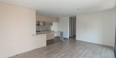 Moderno apartamento en Altos del Poblado, con 80 m2 distribuidos en 2 alcobas, cada una con vestier y baño completo. Incluye sala-comedor, cocina integral abierta, zona de ropas, baño social, parqueadero y cuarto útil. La unidad ofrece vigilancia las 24 horas y acceso a una amplia gama de amenidades, como cancha de squash, gimnasio, coworking, piscina, zona infantil y salón social. Ubicado en un sector exclusivo, muy cerca de la Avenida Las Palmas.