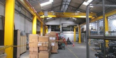 Se ofrece en venta bodega, ubicada en itagui, sector fabricas unidas , con área total de 4858 m2 y un lote de 1608 m2. Cuenta con 2 niveles cuenta con dos amplios salones, recepción, oficinas modulares, baños. Dispone de acceso de camiones. El segundo piso incluye un baño con dos inodoros y lavamanos, un amplio salón con rack de datos y aire acondicionado. La propiedad cuenta con excelente iluminación natural, facilidad de acceso, y cercanía a importantes vías de transporte del sur del Valle de Aburrá. Una oportunidad ideal para empresas que buscan funcionalidad y ubicación estratégica.