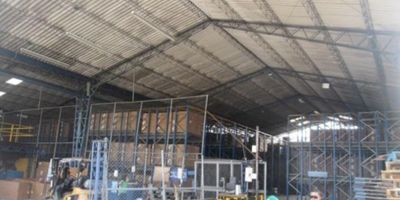 Se ofrece en venta bodega, ubicada en itagui, sector fabricas unidas , con área total de 2007 m2 y un lote de 1897 m2. Cuenta con 2 niveles cuenta con dos amplios salones, recepción, oficinas modulares, baños. Dispone de acceso de camiones. El segundo piso incluye un baño con dos inodoros y lavamanos, un amplio salón con rack de datos y aire acondicionado. La propiedad cuenta con excelente iluminación natural, facilidad de acceso, y cercanía a importantes vías de transporte del sur del Valle de Aburrá. Una oportunidad ideal para empresas que buscan funcionalidad y ubicación estratégica.