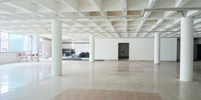 Local disponible para arriendo en Rionegro, cuenta con un área de 700 m2, ventanal, red de gas,1 baños, cuarto útil, ubicado en vía principal, zona muy comercial con alto flujo peatonal y vehicular. Excelente opción para tu negocio!