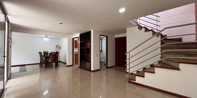 Casa en arriendo en unidad cerrada ubicada en sector residencial, entorno tranquilo, de pocoo flujo vehicular, tránsito solo de recidentes, con fácil acceso desde la principal, rutas de transporte público, cerca a colegios, supermercados, restaurantes y múltiples servicios complementarios de la zona.  Cuenta con 2 niveles, piso en ceramica, sala comedor, estar de tv, biblioteca, estudio, 4 alcobas con vestier y baño en la principal, baño social, cocina integral cerrada tipo americano, alcoba y baño de servicio, cuarto útil, zona de ropas, terraza, jardin y parqueaderos lineales y paralelos 2 cubiertos. Conjunto cerrado con zonas sociales que incluyen piscina, salón social, parques infantiles, zonas verdes, vigilancia y portería 24 horas, citofonia y circuito cerrado de tv.Inmuebles sujetos a verificación de disponibilidad