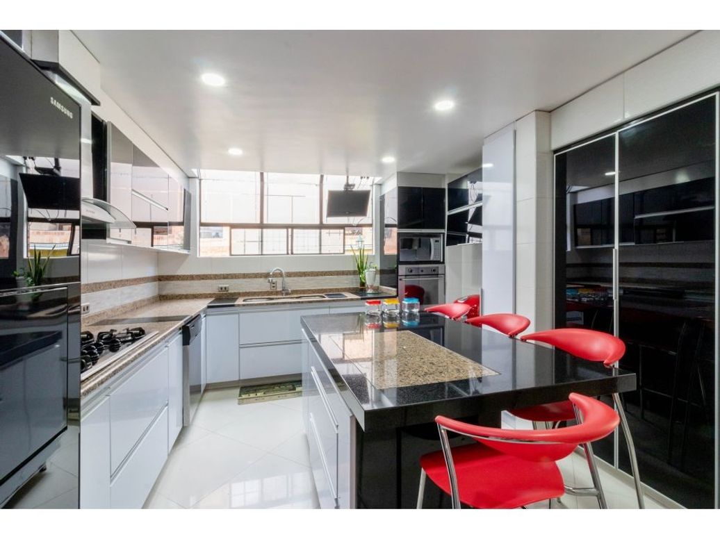 Casa de 3 alcobas en venta en Gratamira, Bogotá, 302 m² · foto 10 de 20
