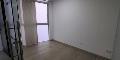 Consultorio en arriendo en Pinares en unidad cerrada,cerca a rutas de transporte público en buena ubicación y servicios complementarios de la zona. Cuenta con cuatro espacios, pisos en porcelanato, un baño, cocineta, cableado de red, techo cielorraso, baños comunales y ascensor. Además cuenta con circuito cerrado de tv, portería y vigilancia las 24 horas. Inmuebles sujetos a verificación de disponibilidad. Arriendo Pinares Pereira. Valor de Arriendo Mas IVA