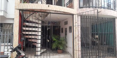 VENTA CASA VEHICULAR, 4 PISOS BRISAS DE LOS ALAMOS, MUY CERCA A LA 14 DE CALIMA,distribuida en primer piso sala comedor, un baño, cocina integral pequeña, segundo piso: dos habitaciones, zona de oficios con ampliacion para otra habitacion, tercer nivel sala comedor, cocina abierta, baño y habitacion. Cuarto piso: 2 habitaciones, espacio para baños, zona de oficios, balcon, escaleras internas y externas (para el tercer y cuarto piso independientes). 45 MTS DE LOTE Se escuchan ofertas. RF
