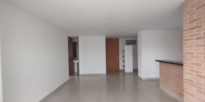 Apartamento en venta en unidad cerrada con  buena ubicación en Pinares cerca a la avenida principal, supermercados de cadena, centros comerciales, clinicas, rutas de transporte publico y servicios complementarios, cuenta con salacomedor, pisos en porcelanato, tres habitaciones y dos baños, estufa y calentador a gas,  cocina integral meson en marmol, zona de ropas. La unidad cuenta con salón comunal, sauna turco, parques infantiles y un parqueadero cubierto. Vigilancia y porteria las 24 Horas. Inmuebles sujetos a verificación de disponibilidad.
