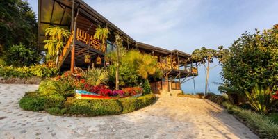 Vendo finca de Lujo Ríonegro Antioquía a PUERTA CERRADA

Área Total 10.176M² ( 1 Hectárea)
Área construida 820 M²

La casa principal cuenta 
4 habitaciones
5 baños
Oficina
Cocina integral con isla
Alacena
Sala
Comedor
Salon Star
Zona de ropas y patio exterior
Parqueadero bajo techo para varios vehículos

También cuenta con piscina y deck amplio con dona BBQ


Aparte de eso cuenta con casa de Mayordomo 
2 habitaciones
2 baños
Cocina, comedor y bodegas de almacenamiento 

Cuenta con cultivos de café, aguacates y árboles frutales

Excelente ubicación,vista y acceso vía casi toda pavimentada

Precio 3700 Millones a puerta cerrada ( se entrega toda amoblada)

Escritura al 

Más información
☎️