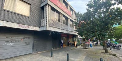 Edificio en arriendo en El Poblado, Cerca al cc San Fernando, parque El Poblado, hotel Dann Carlton y la av El Poblado, con 1.329 m², ubicado en una zona comercial de alto flujo, ideal para atraer clientes y posicionar tu marca. Perfecto para (tiendas, oficinas, cafeterías, boutiques o negocios de servicios). Incluye baño privado y cocineta, con fácil acceso a estacionamiento y transporte público. ¡Contáctenos hoy para programar una visita! Descubre más propiedades en: www.rentamospropiedadraiz.com. Código: 776173