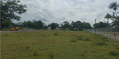 Lote industrial en arriendo – Vía Puerto Lopez - Apiay

Se arrienda lote industrial de 10.000 m², ideal para operaciones logísticas o industriales. El terreno cuenta con piso compactado, sistema de drenaje, conexión a alcantarillado, servicio de agua y energía eléctrica trifásica, encerramiento, porteria. Excelente ubicación para empresas que requieren espacios amplios y funcionales.
